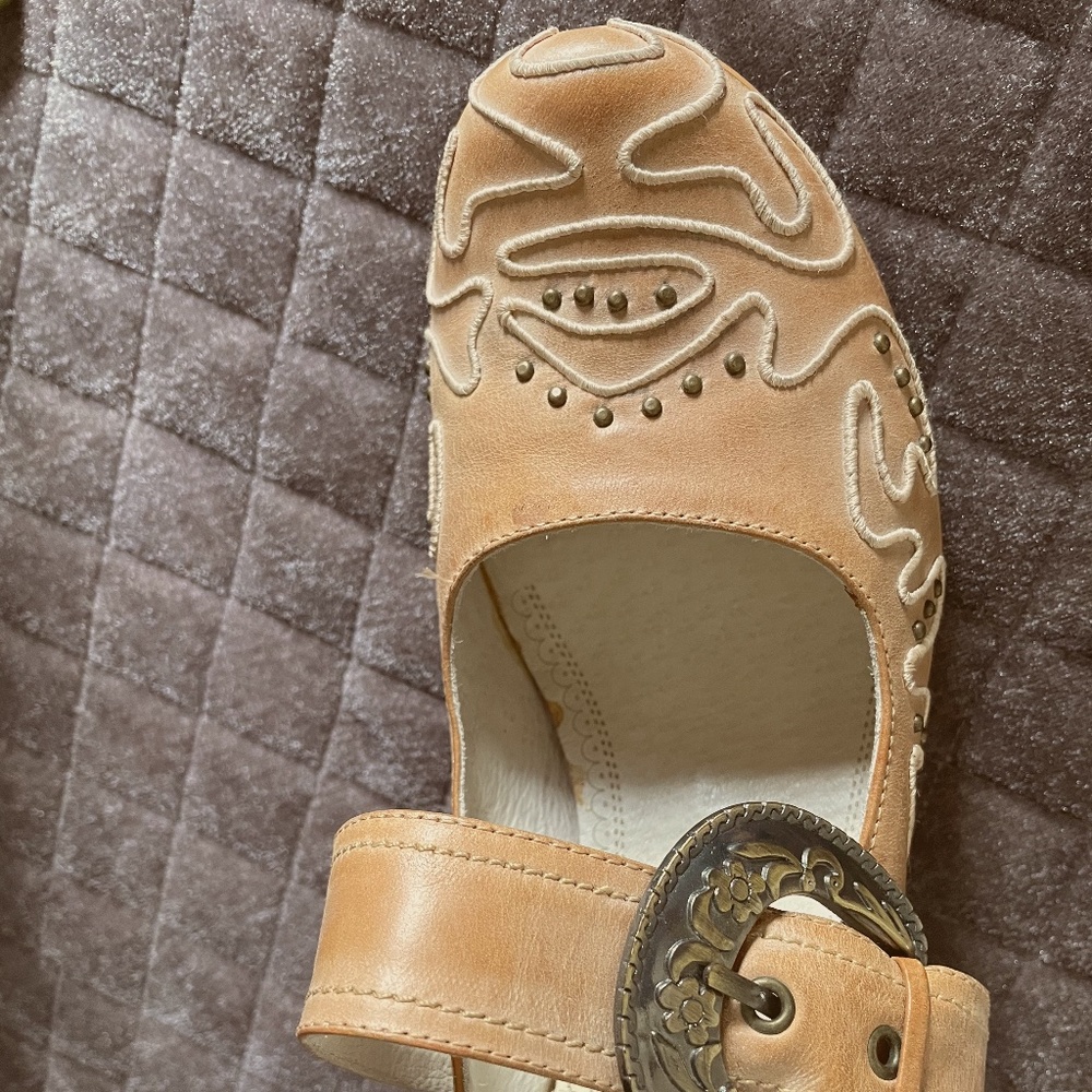 western style pumps with cross strap
